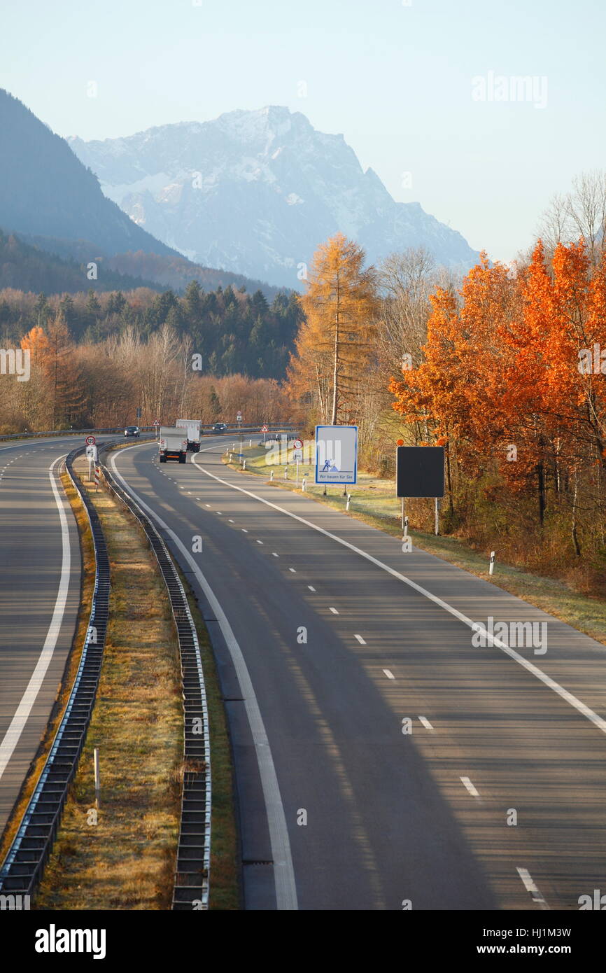 Autobahn und zugspitze Stockfoto