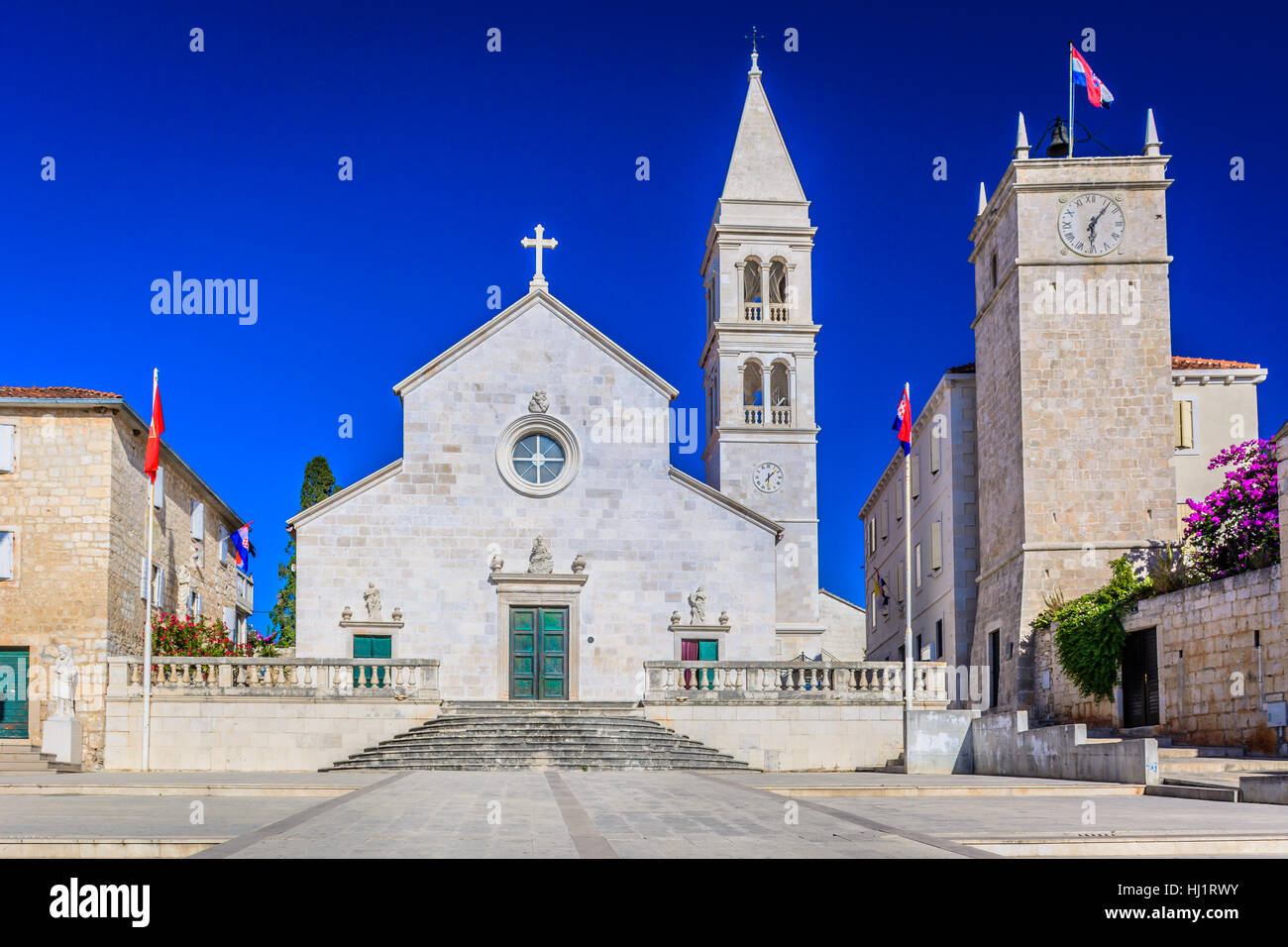 Blick auf Kathedrale im alten Ort Supetar, Insel Brac, Kroatien. Stockfoto