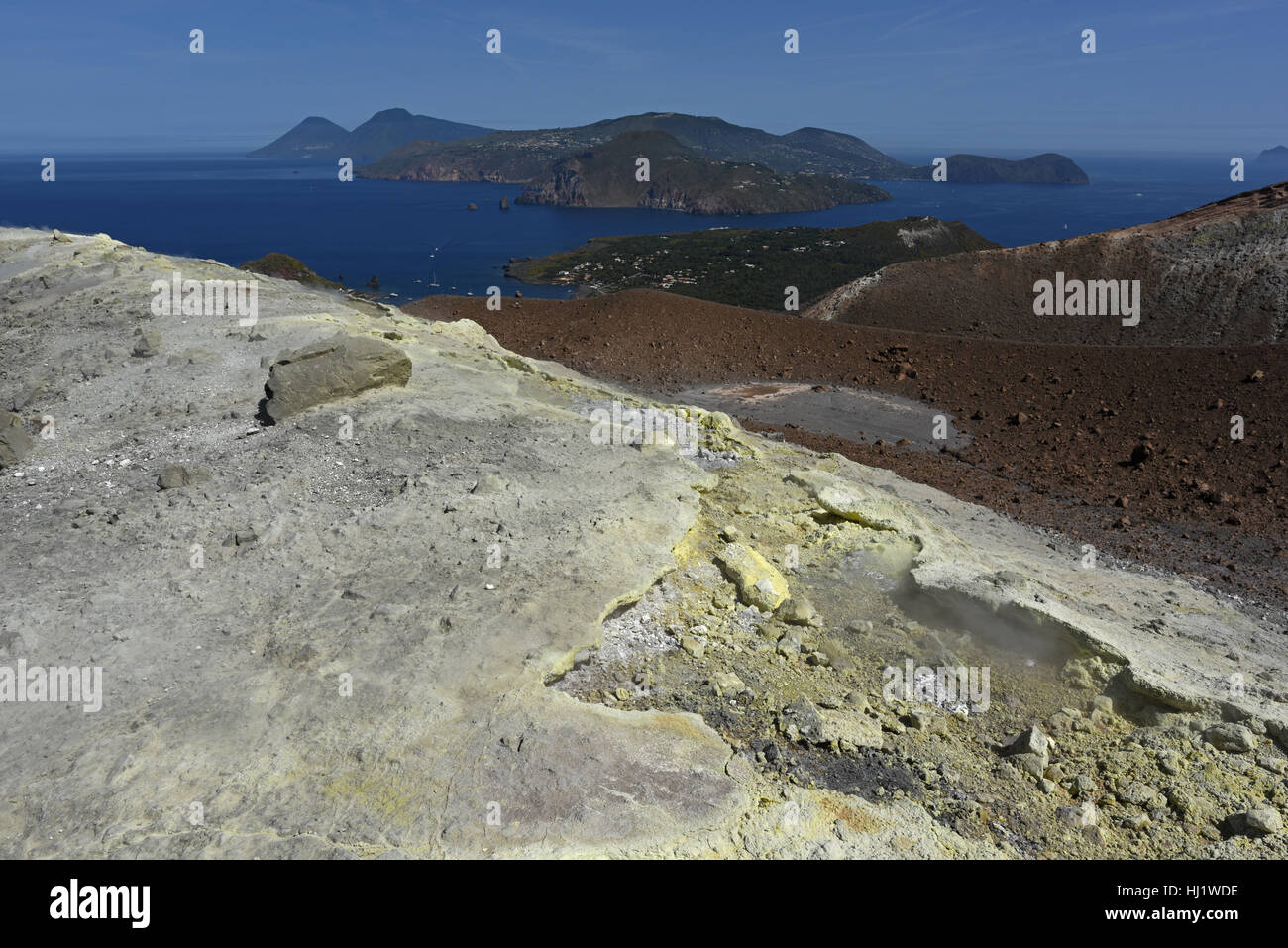 Blick auf Lipari und Vulcanello aus dem Gran Cratere Vulcano, Äolischen Inseln vor Sizilien Stockfoto