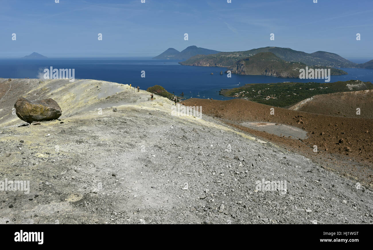 Blick von der Gran Cratere auf Vulcano von mehreren anderen Äolischen Inseln, einschließlich Lipari, Salina und Filicudi Stockfoto