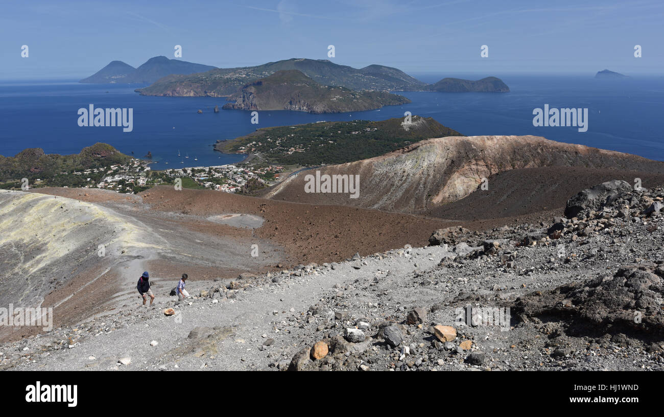 Blick von der Gran Cratere auf Vulcano von mehreren anderen Äolischen Inseln, einschließlich Lipari, Salina und Panarea Stockfoto