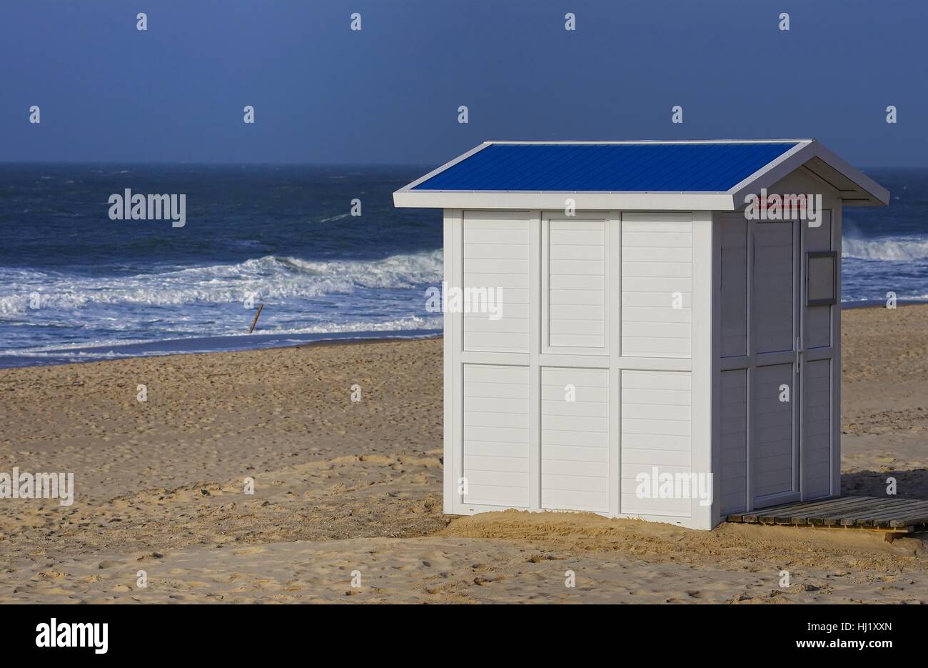 Nordsee-Wellen und Meer mit Strandhütte Stockfoto