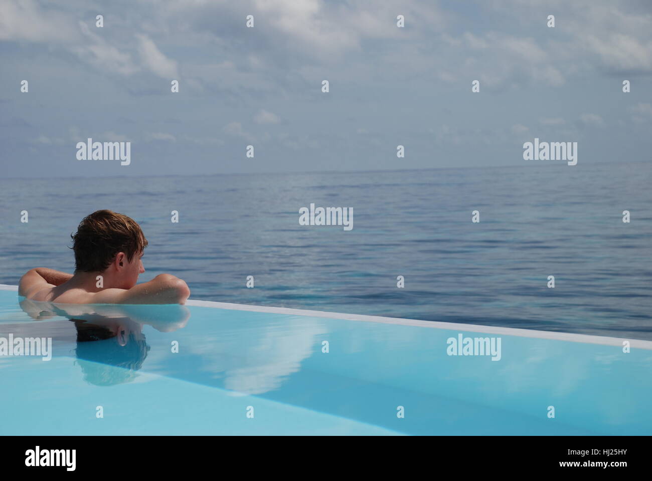 Entspannung, Horizont, Traum, Pool, Teenager, Teenager, Jugend, blau, Reisen, Freizeit Stockfoto