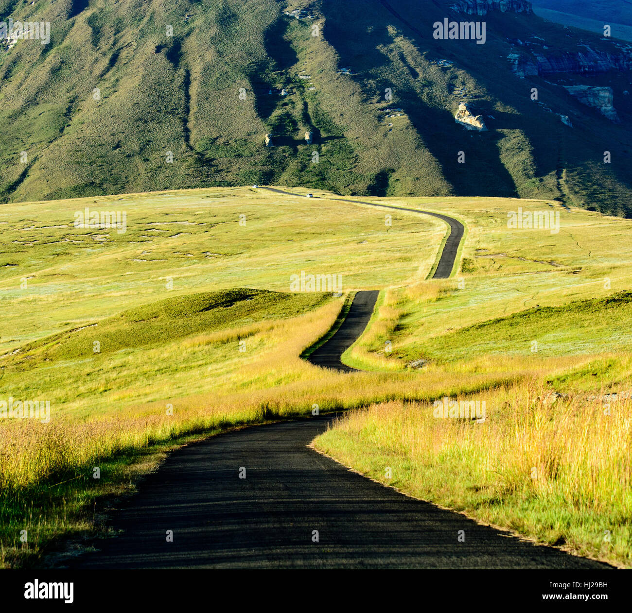 Golden Gate National Park in Südafrika Drakensberge Panoramastraße, symbolische, Weg nach vorn, voran, Abreise, Pfad, Umzug, Exploration, Weg in Zukunft Stockfoto