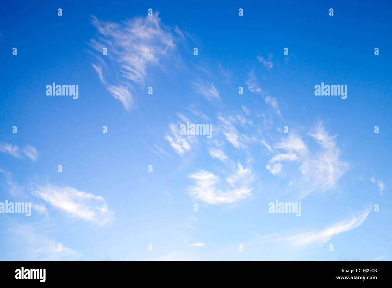 Weiße Wolken im tiefblauen Himmel, natürliche Fotohintergrund Stockfoto