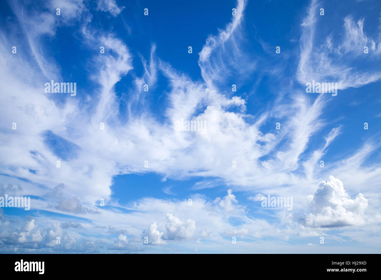 Blauer Himmel mit weißen Altocumulus und Cirrus Wolken lagen, natürliche Hintergrundtextur Foto Stockfoto