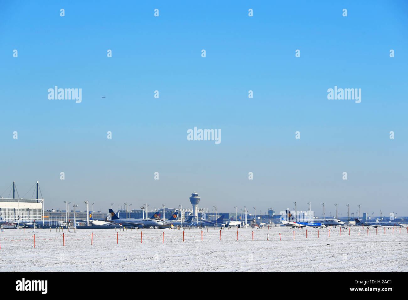 Flugzeug, a/c, Flugzeug, Flugzeug, Fluggesellschaften, Turm, Terminal, Luftverkehr, Überblick, Ansicht, MUC, Flughafen München, Bayern, Deutschland Stockfoto