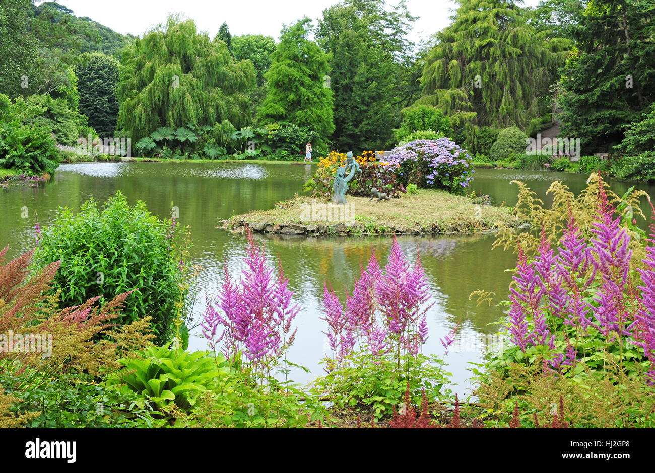 See und Statuen an Marwood Hill Gardens, Nord-Devon, August. Stockfoto