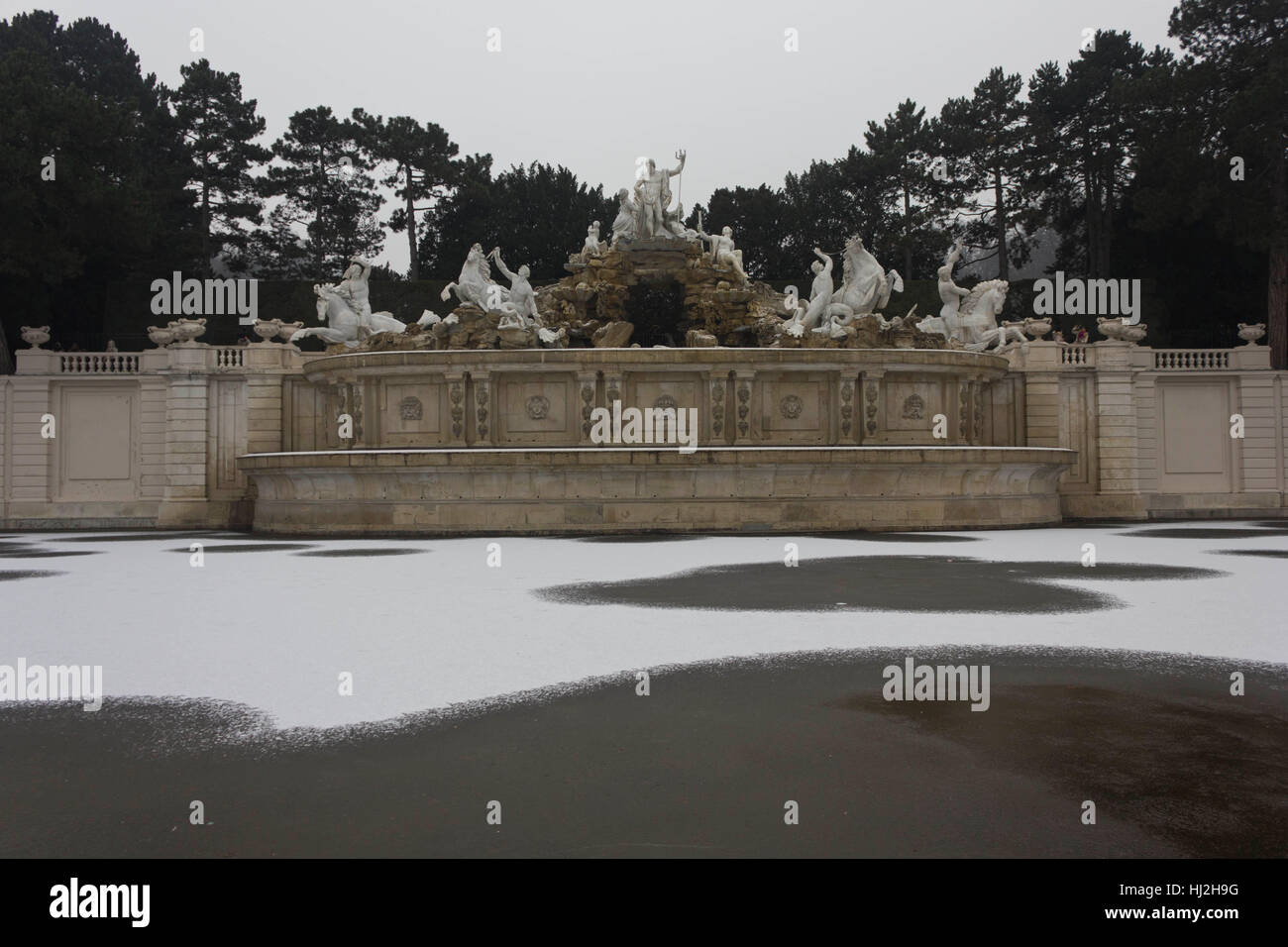 Wien, Österreich - 2. Januar 2016: Neptunbrunnen in Schönbrunn im Winter mit Schnee und niemand um ihn herum Stockfoto