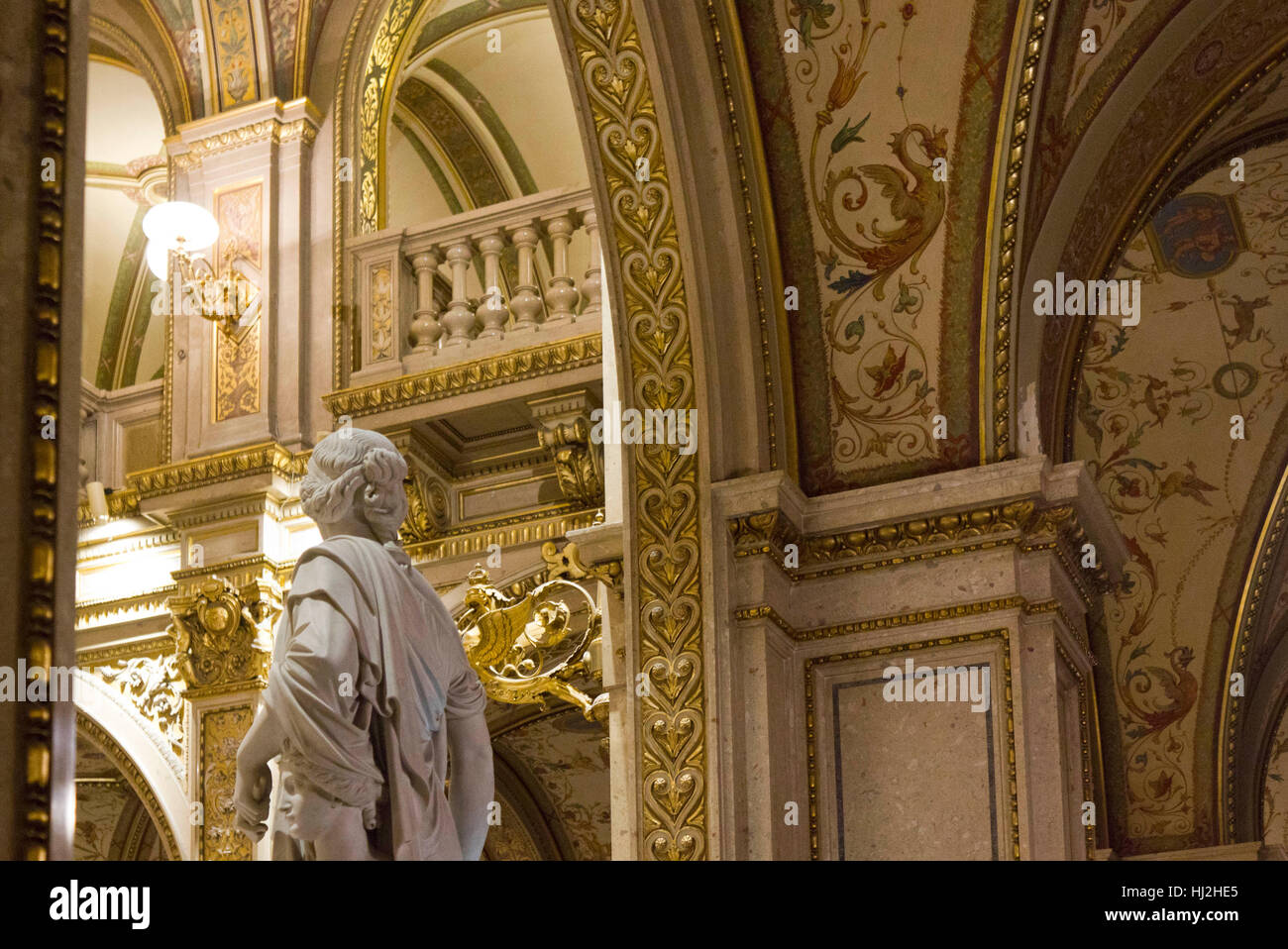 Wien, Österreich - 2. Januar 2016: Interieurs der Wiener Staatsoper, mit einer klassischen Skulptur im Vordergrund Stockfoto