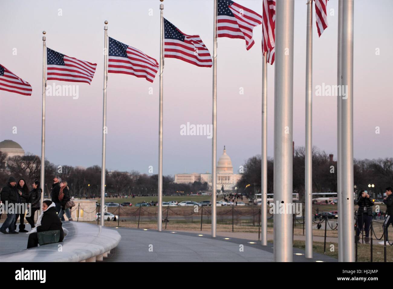 Amerikanische Flaggen auf dem Washington Monument, National Mall, mit Capitol Hill im Hintergrund, Washington, D.C. Stockfoto