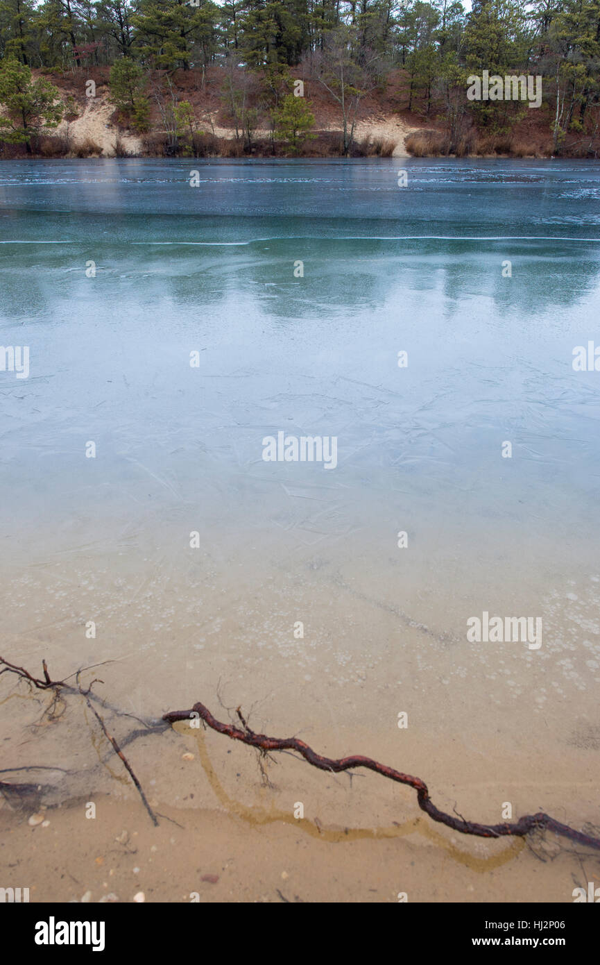 Eisbedeckter teich Fotos und Bildmaterial in hoher Auflösung Alamy