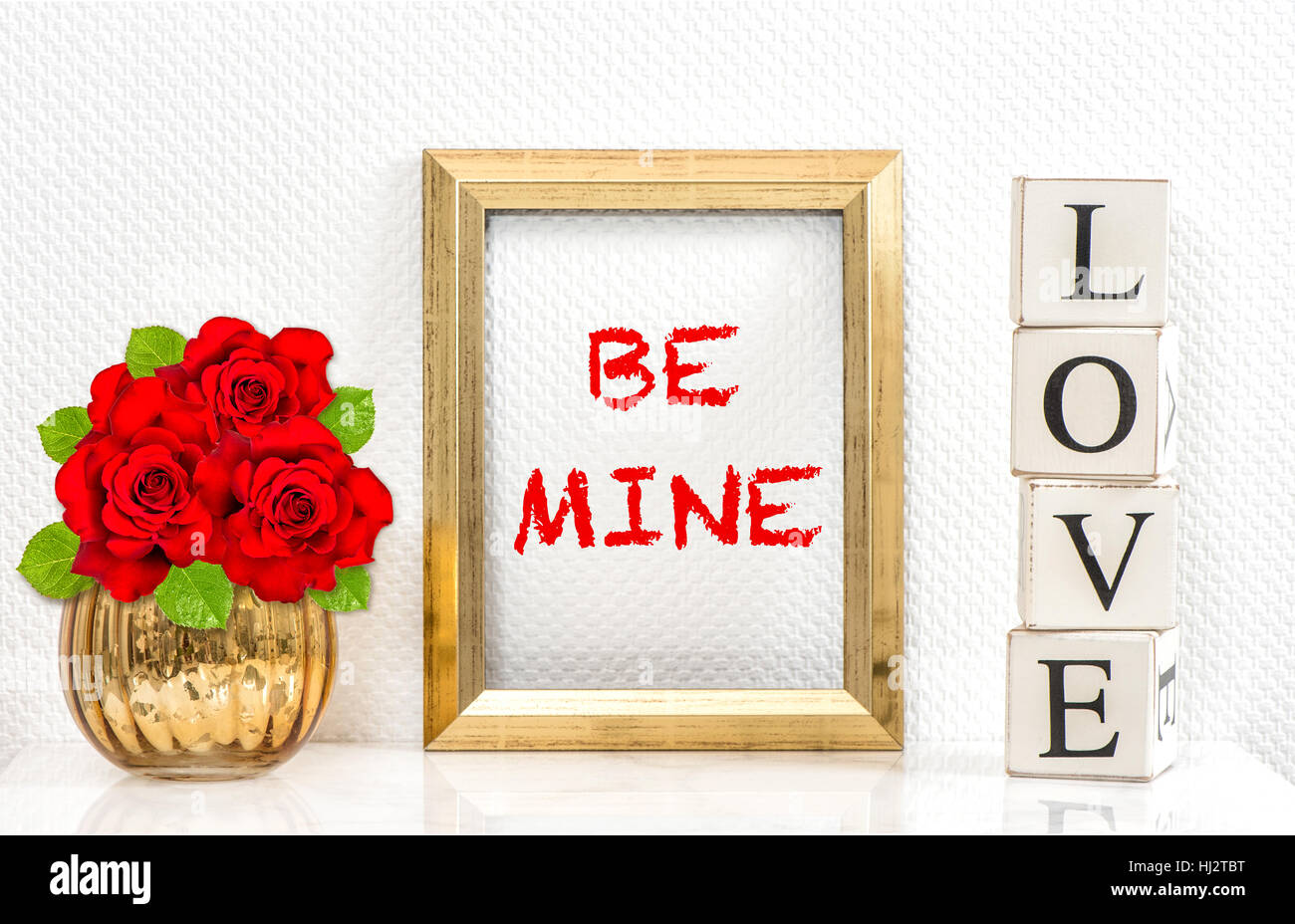 Goldrahmen und rote Rosen. Grußkarte mit Text Be Mine Stockfoto