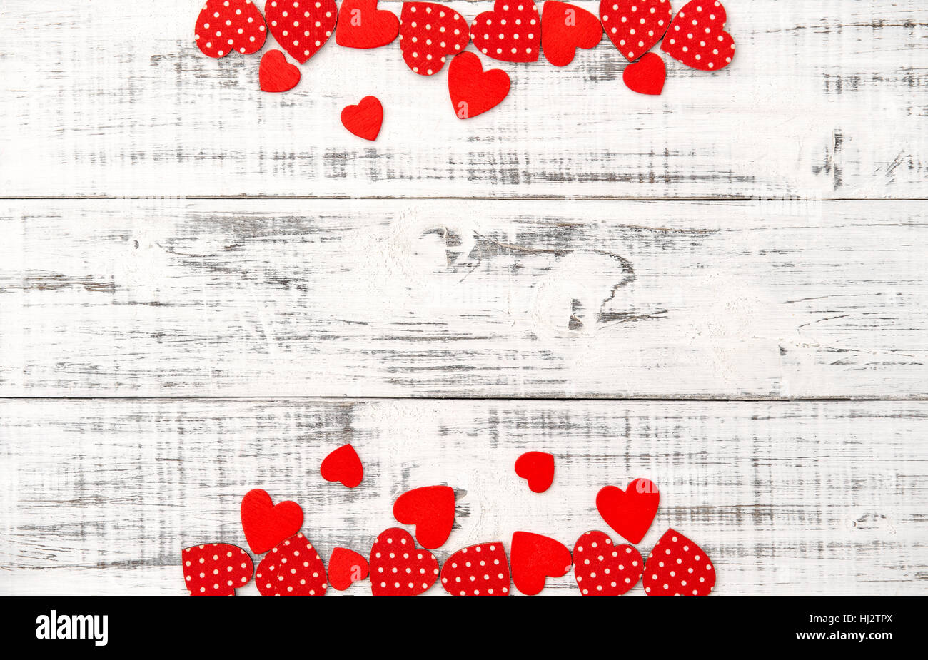 Rote Herzen auf hellen Holz Textur. Valentinstag Hintergrund Stockfoto
