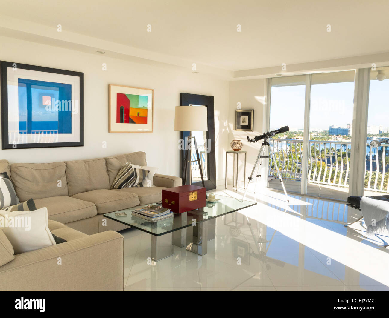 Schaufenster Luxus Eigentumswohnung Wohnzimmer Und Balkon Fort Lauderdale Fl Usa Stockfotografie Alamy