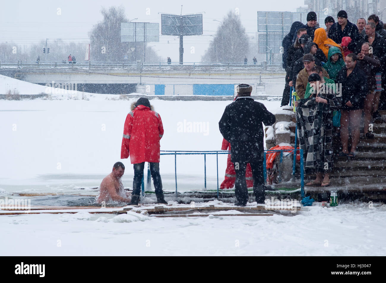 Chmelnyzkyj, Ukraine - Menschen eintauchen im eisigen Wasser im Fluss Südlicher Bug, die Epiphanie religiöse Feiern Stockfoto