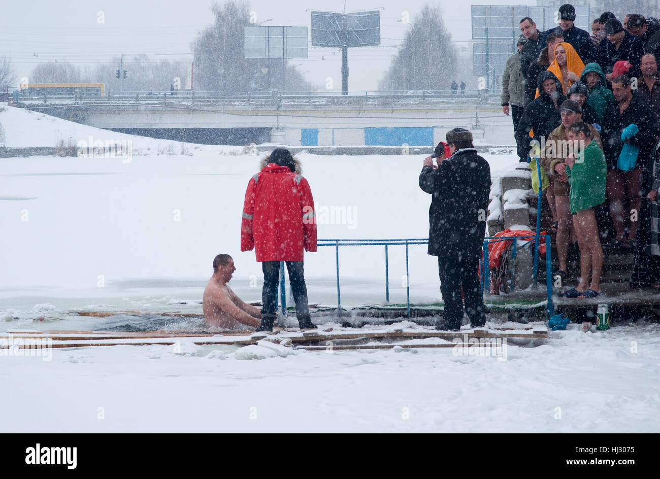 Chmelnyzkyj, Ukraine - Menschen eintauchen im eisigen Wasser im Fluss Südlicher Bug, die Epiphanie religiöse Feiern Stockfoto