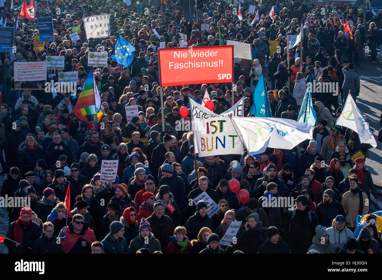 Einige 3 Tausend Demonstranten versammelten sich in Koblenz, Deutschland zum protest gegen das Sammeln von Europas ganz rechts. Stockfoto