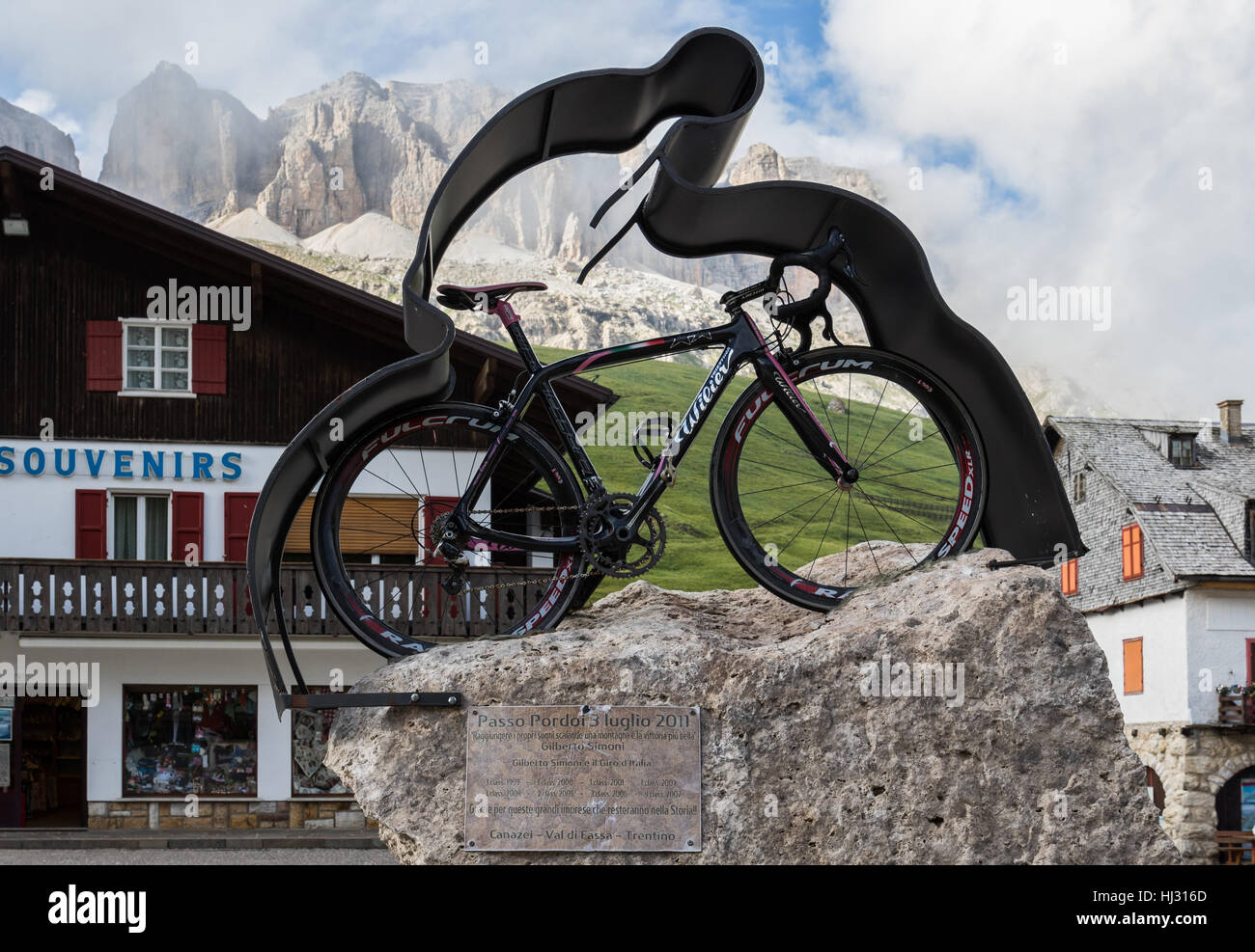 Denkmal am Passo Pordoi, Italien, italienischer Radrennfahrer Gilberto Simoni gewidmet Stockfoto