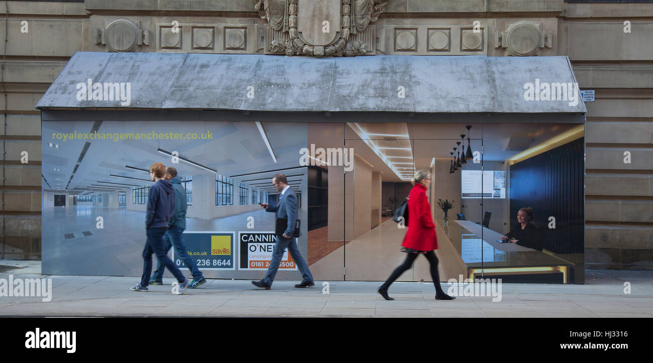 Innovative horten und eine bemalte Eingang zur Baustelle in Royal Exchange, Market Street, Manchester, UK. Stockfoto