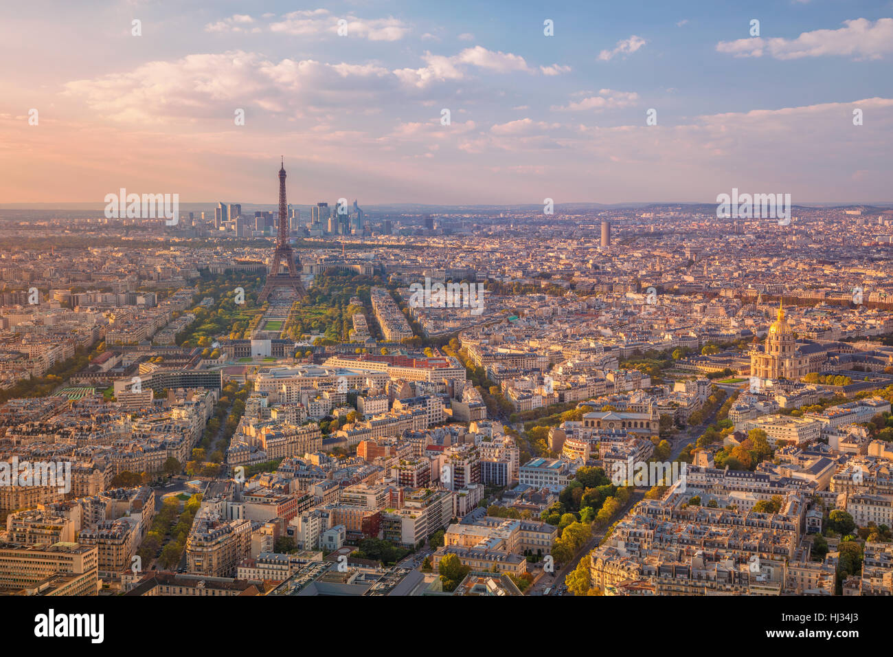 Stadt von Paris, Frankreich. Luftaufnahme von Paris während der goldenen Sonnenuntergang Stunde. Stockfoto