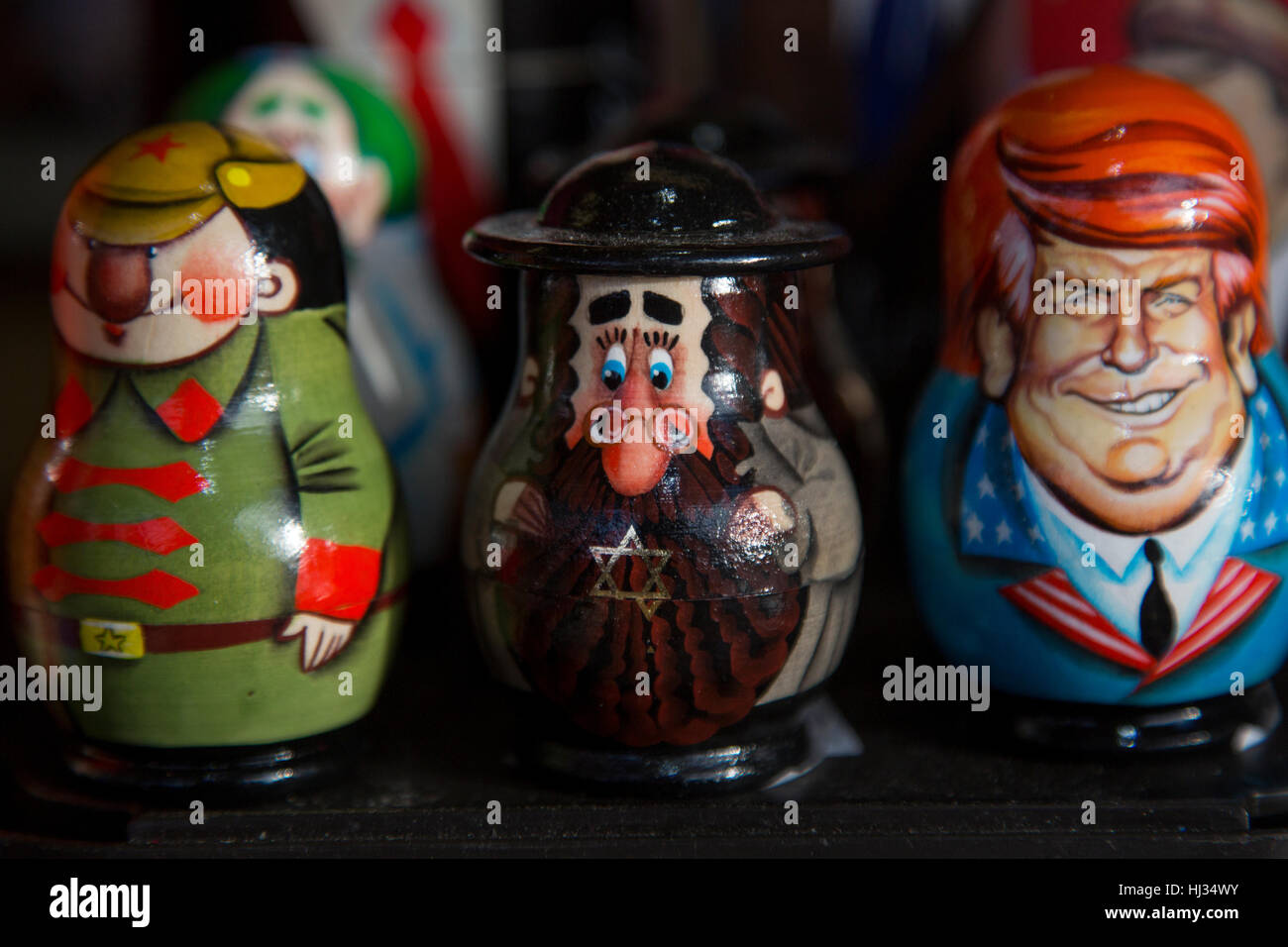 Russische traditionelle Spielwaren - Matroschka mit einem Porträt von Donald Trump in Souvenir-Kiosk auf dem Roten Platz in Moskau, Russland Stockfoto