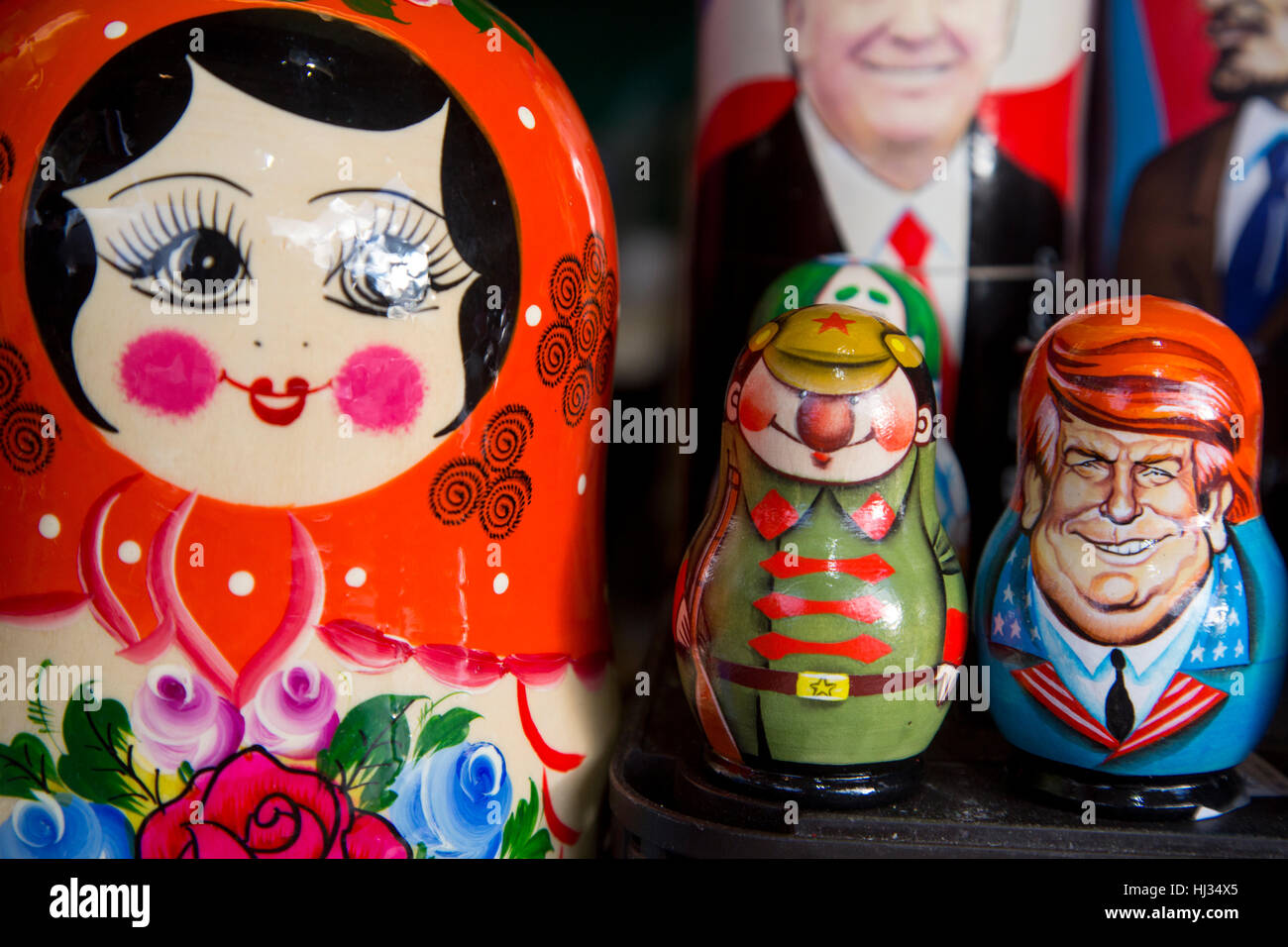 Russische traditionelle Spielwaren - Matroschka mit einem Porträt von Donald Trump in Souvenir-Kiosk auf dem Roten Platz in Moskau, Russland Stockfoto