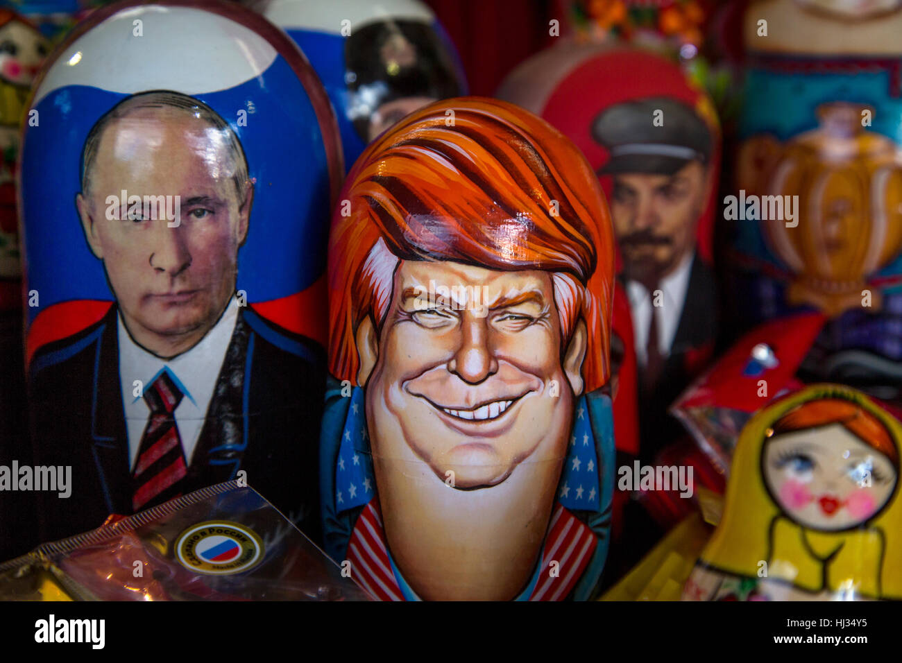 Russische traditionelle Spielwaren - Matroschka mit einem Porträt von Donald Trump in Souvenir-Kiosk auf dem Roten Platz in Moskau, Russland Stockfoto