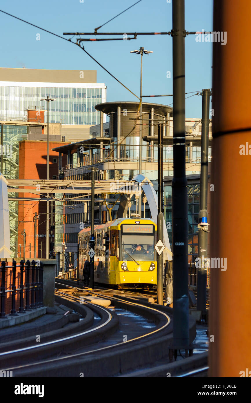 Light Railway System Metrolink Straßenbahn nähert sich Deansgate Station in Manchester England. Stockfoto