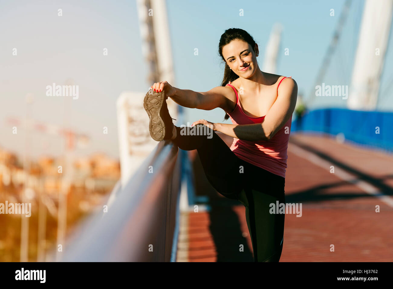 Junge Fitnesswoman Läufer Beine nachdem ausgeführt. Sport-Konzept. Stockfoto