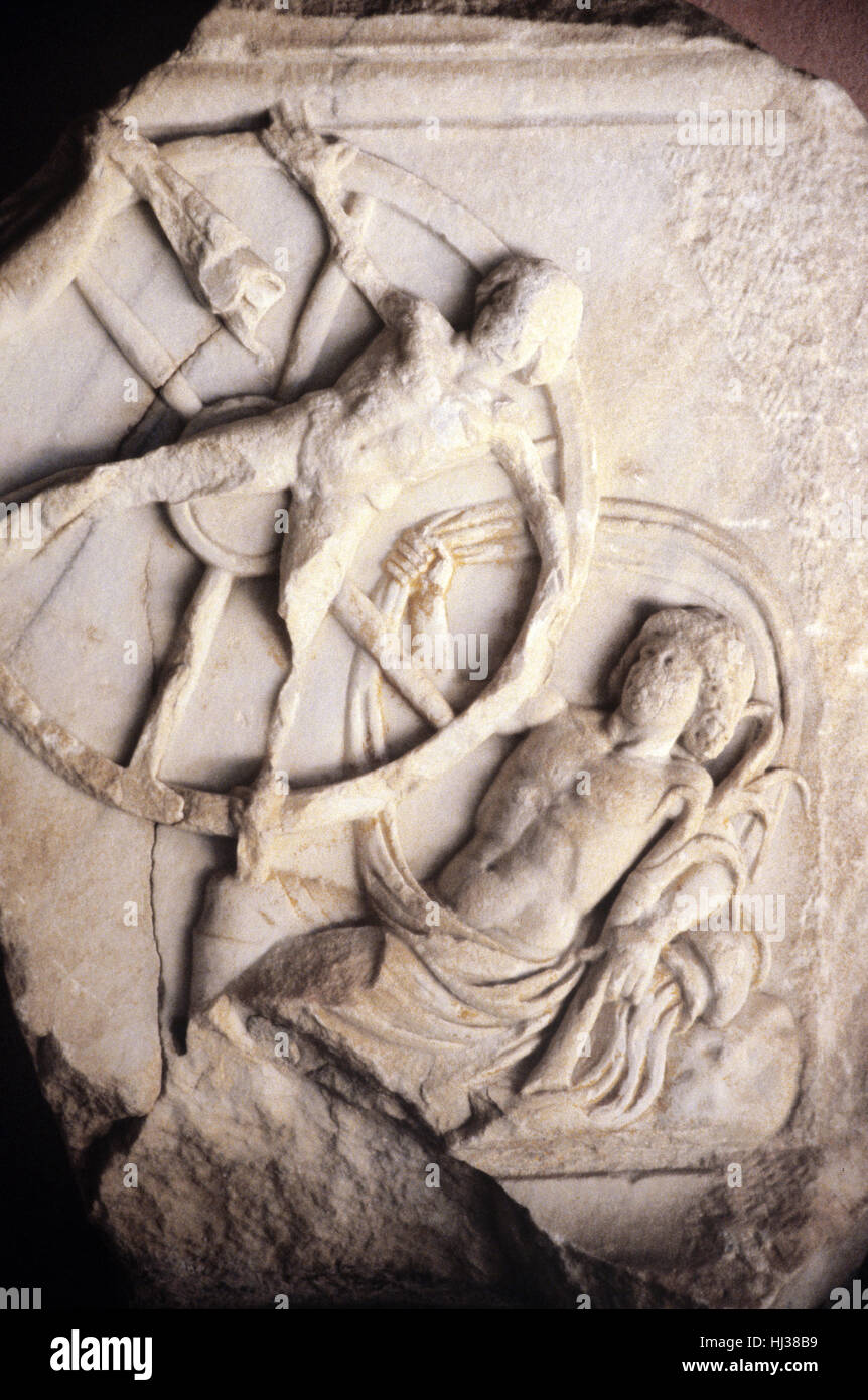 Die Bestrafung von Ixion. c2nd n. Chr. Griechische Marmorschnitzerei von der Seite, Südtürkei. In der griechischen Mythologie wurde Ixion, König der Lapithen von Thessalien, zu ewiger Bestrafung in Tartarus verurteilt, indem er an Ein Feurisches Rad, ein Exekutionrad oder ein zerbrechliches Rad, auch bekannt als ein Katharinenrad, gekettet wurde Stockfoto