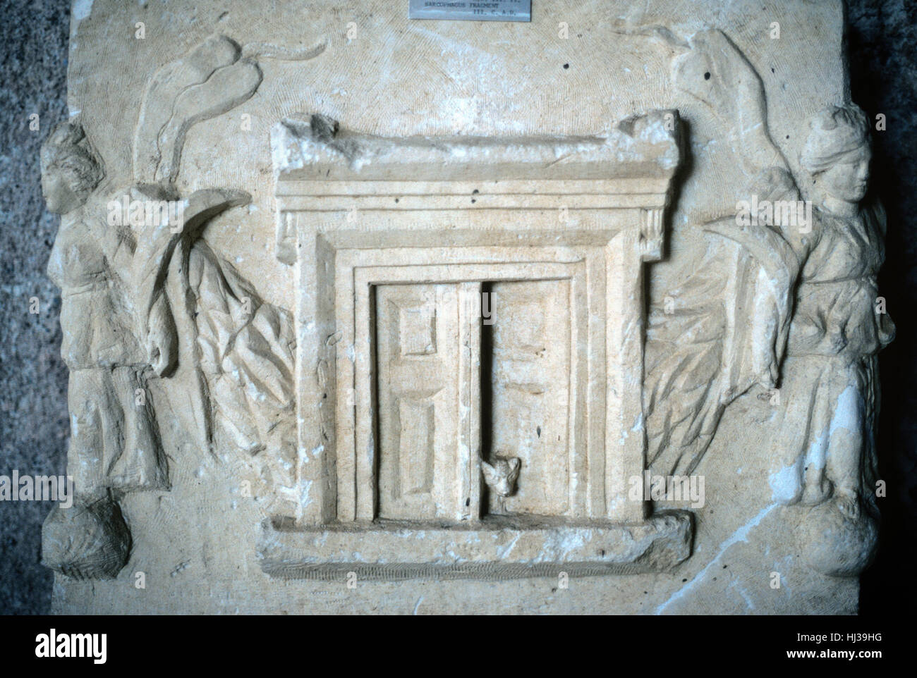 Ungewöhnliche c3rd griechisch-römischen Marmor-Sarkophag mit einem Hund stossen seinen Kopf durch eine Tür umgeben von zwei Engeln aus der südlichen Anatolien, Türkei Stockfoto