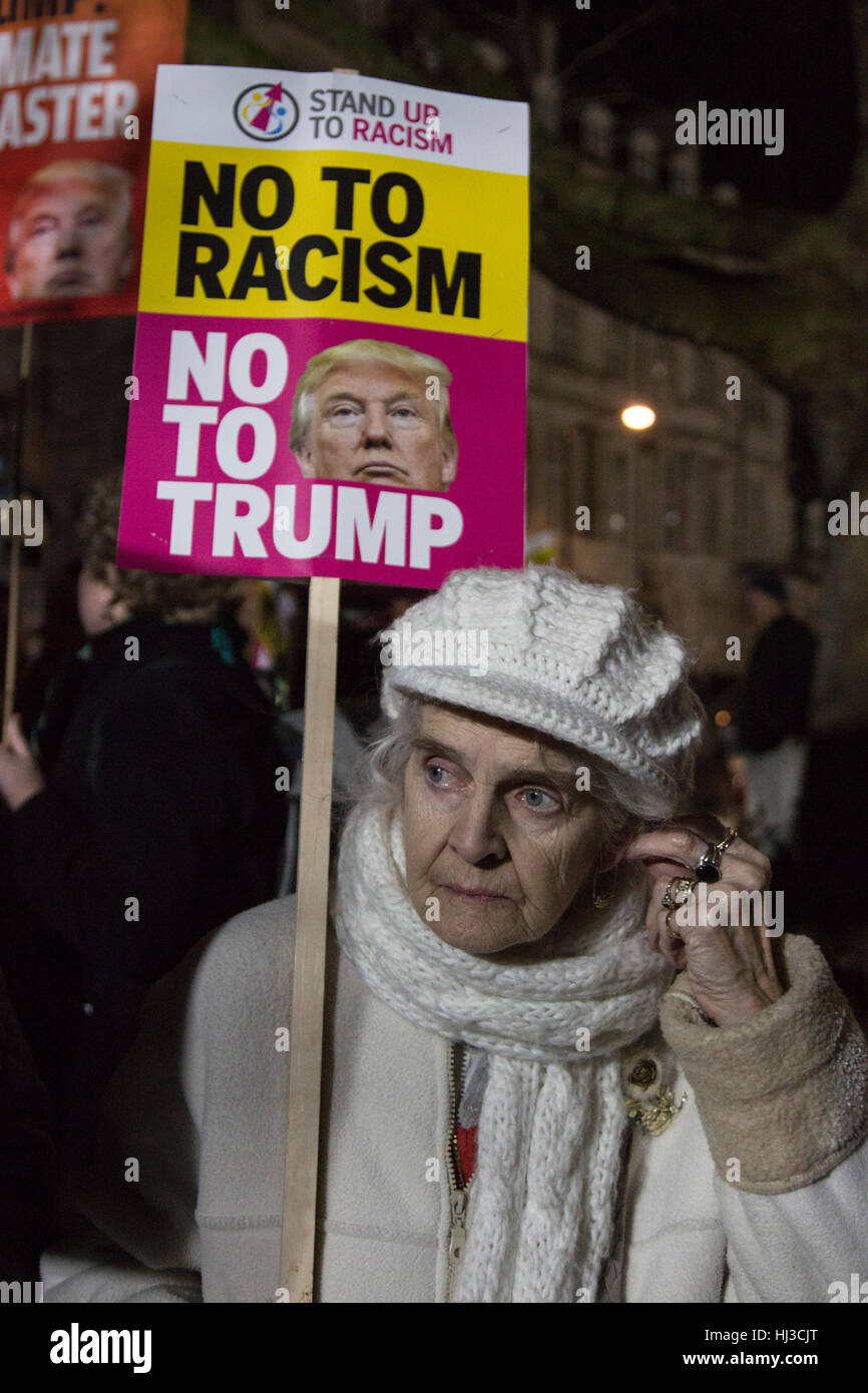 London, UK. 20. Januar 2017. Anti-Trump-Protest vor der US-amerikanischen Botschaft in Grosvenor Square nach der Eröffnung von Donald Trump als 45. Präsident der USA. Stockfoto