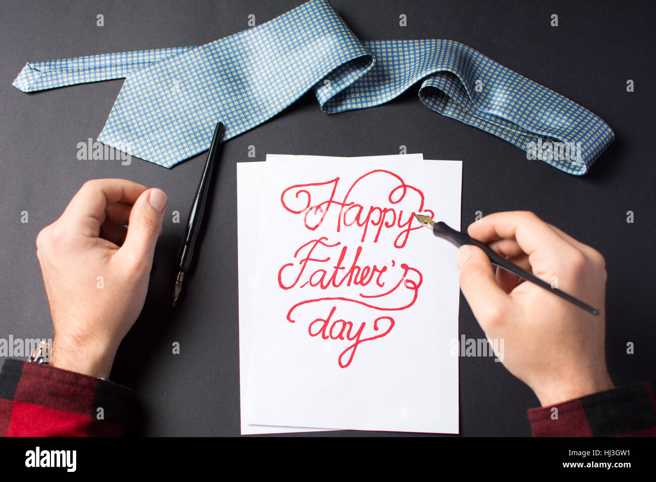 männliche Hände Schreiben eines glücklichen Vaters Tag Hinweis Stockfoto
