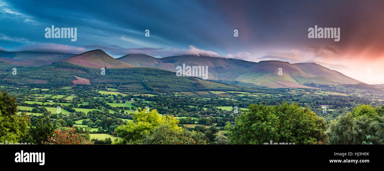 Panorama Blick bei Sonnenuntergang auf die Galty Berge von Gortavoher, Glen of Aherlow, County Tipperary, Irland Stockfoto