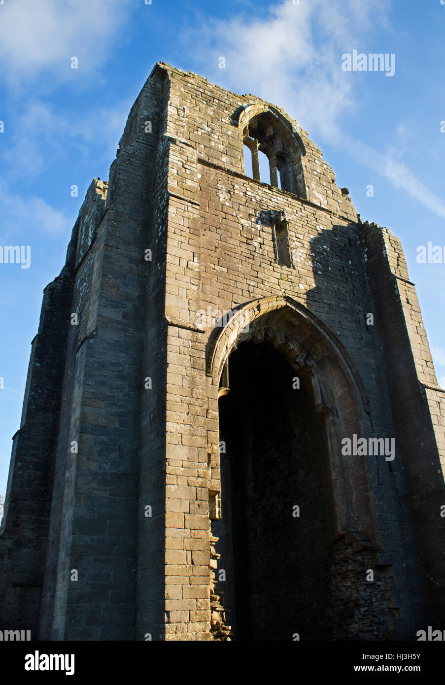 Imposante Überreste des Shap Abbey in Cumbria eingerahmt vor blauem Himmel Stockfoto