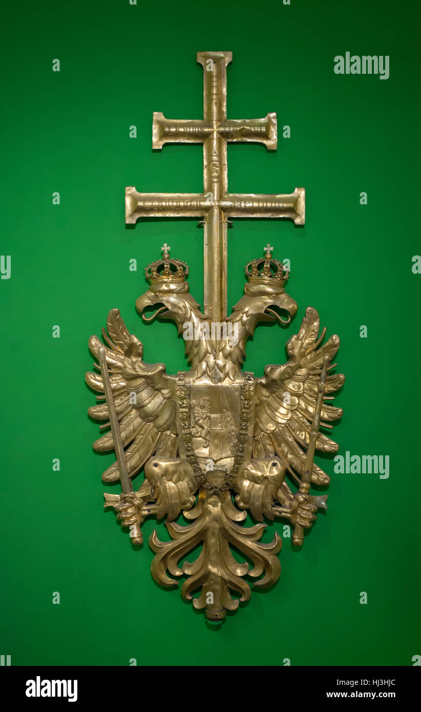 Wappen des österreichischen Kaiserreichs vom Glockenturm der Stephansdom (St Stephen Kathedrale) auf dem Display in das Wien Museum (Wien Museum) in Wien, Österreich. Die vergoldete Adler wurde auf den Glockenturm der Kathedrale von 1842 bis 1860 installiert und dann auf den neuen ersetzt. Stockfoto