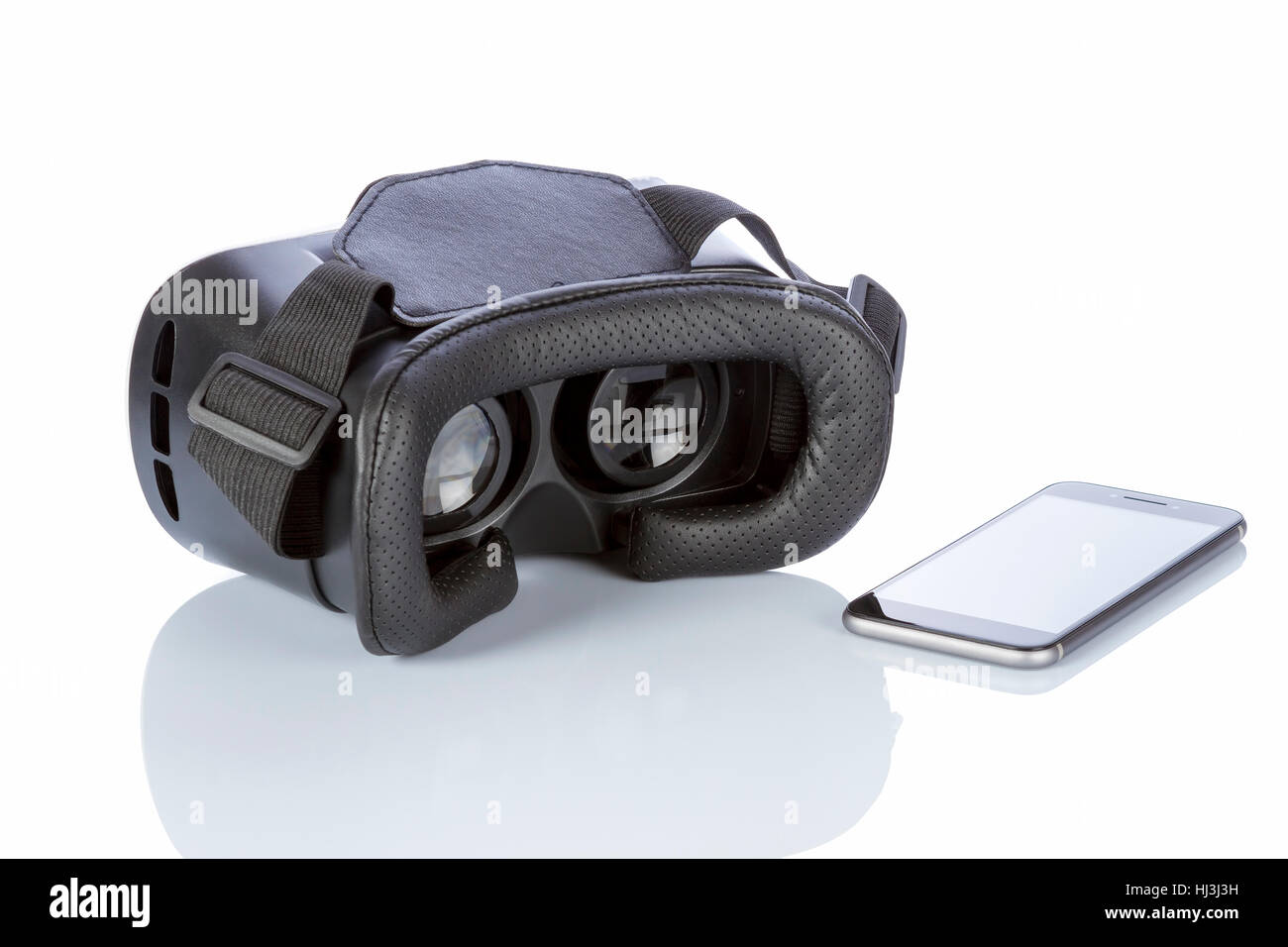 VR-Brille und Smartphone mit Beschneidungspfad für Bildschirm isoliert auf weißem Hintergrund. Stockfoto