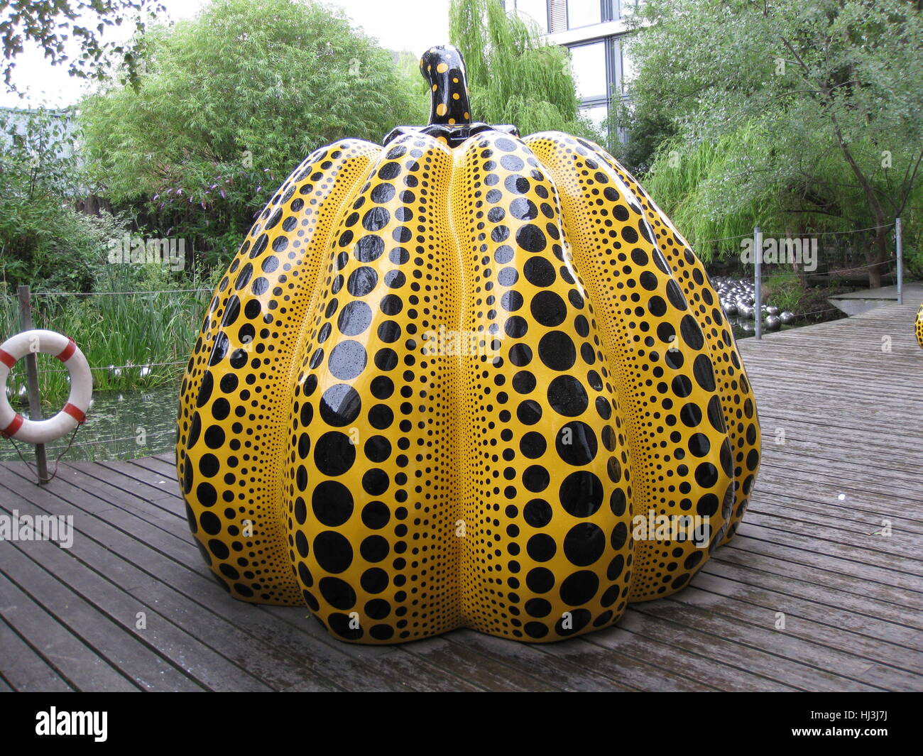 Yayoi Kusama gelben Kürbis auf dem Deck der Victoria Miro Gallery Kunstmuseum in London an einem regnerischen Tag. 25. Juli 2009 Stockfoto