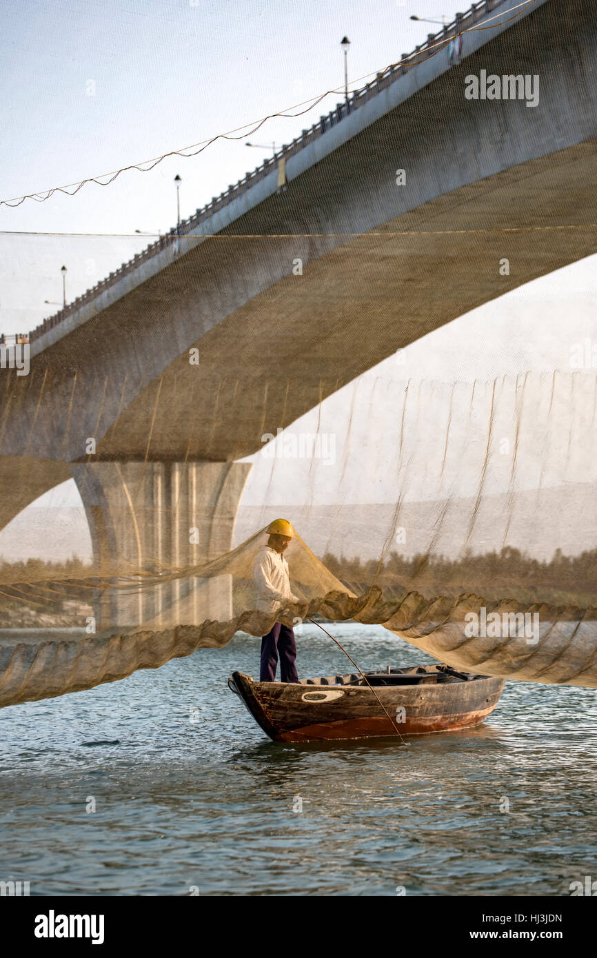 Fischer sein Netz tendenziell und Can Thanh Brücke, Thu Bon Fluss, Hoi an, Vietnam Stockfoto