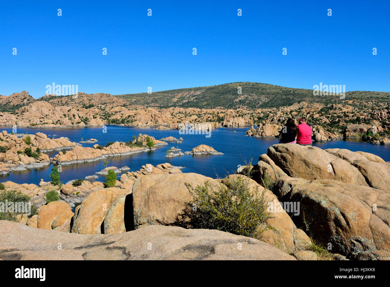 Paar, sitzen auf den Felsen von Watson Lake, Prescott, Arizona, USA Stockfoto