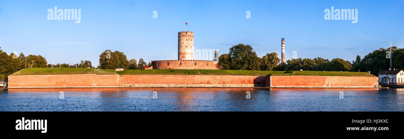 Mittelalterliche Festung der Weichselmündung mit alten Leuchtturm im Hafen von Danzig, Polen. Ein einzigartiges Denkmal der Befestigungsanlagen. Stockfoto
