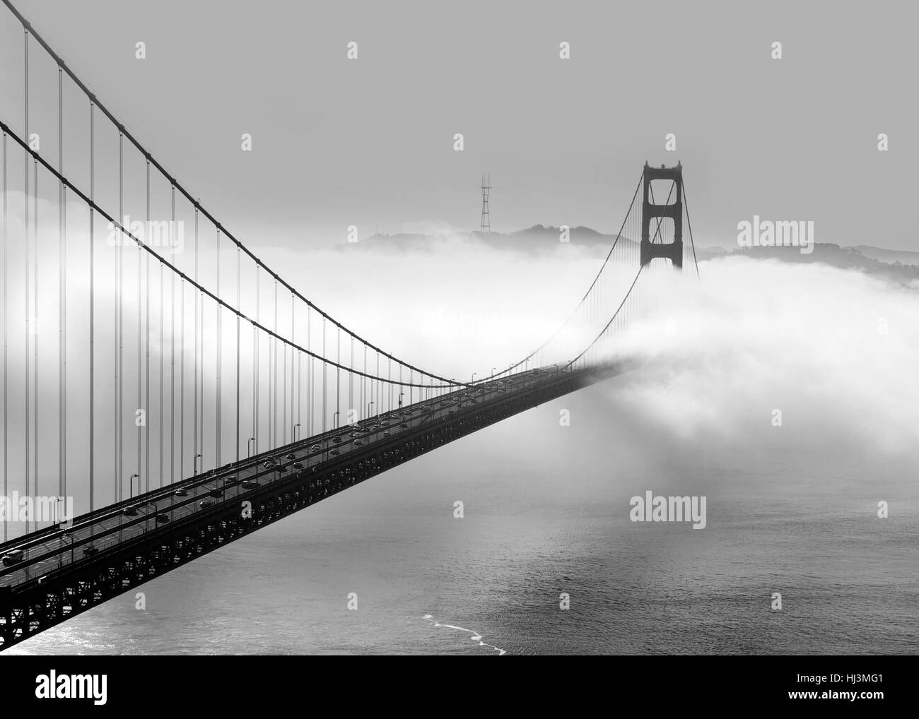 Panoramablick auf die westliche Spanne von der Golden Gate Bridge an einem nebligen Wintermorgen von Batterie Spencer, ein Fort Baker Website - schwarz und Pfingstmontag betrachtet Stockfoto