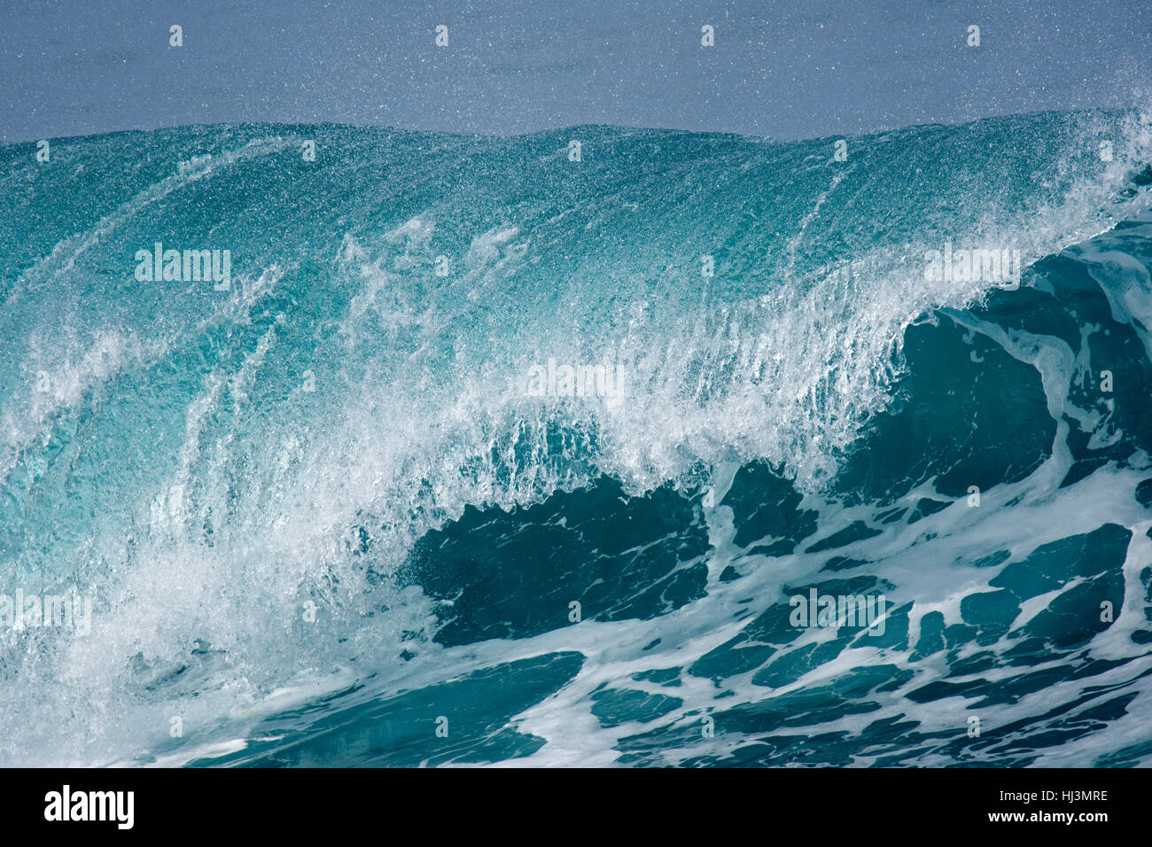 Zerkleinerung von Welle am Waimea Bay, North Shore, Oahu, Hawaii, USA Stockfoto