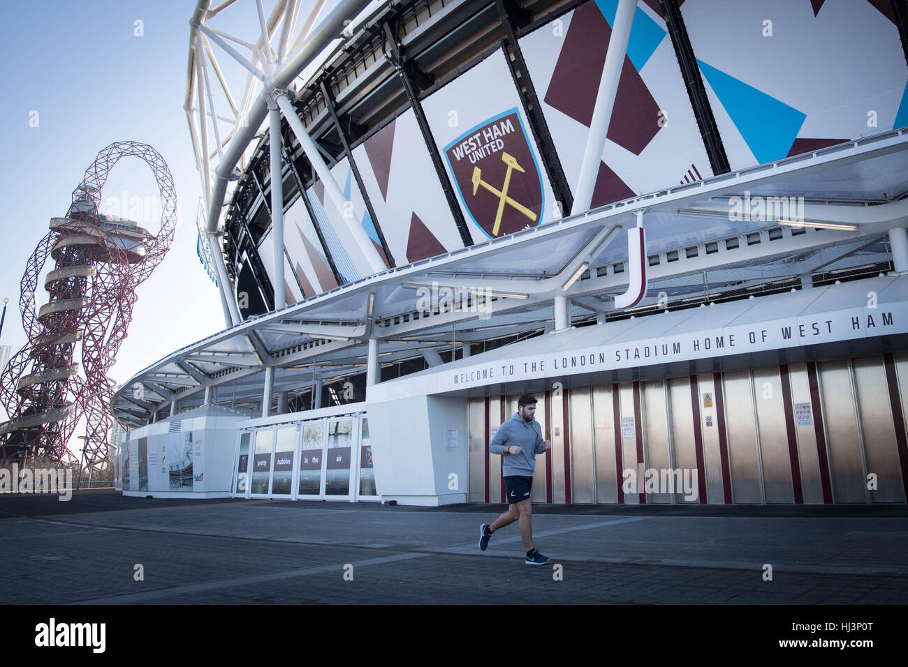 Ein Jogger übergibt das London Stadium (ursprünglich bekannt als das Olympiastadion), jetzt nach Hause zu West Ham United Football Club, auf der Queen Elizabeth Olympic Park in Stratford, im Osten Londons. Die London Legacy Development Corporation hat einen ehrgeizigen Plan, das Gebiet rund um die Website für die Olympischen Spiele 2012 zu regenerieren dargelegt eine Mischung aus wohnen, Unternehmen und öffentlichen Einrichtungen zu schaffen. Stockfoto