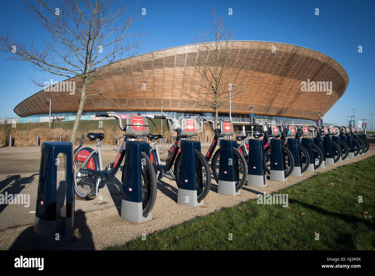 Santander-Zyklen-Dockingstation außerhalb der Lee Valley VeloPark auf der Queen Elizabeth Olympic Park in Stratford, im Osten von London. Die London Legacy Development Corporation hat einen ehrgeizigen Plan, das Gebiet rund um die Website für die Olympischen Spiele 2012 zu regenerieren dargelegt eine Mischung aus wohnen, Unternehmen und öffentlichen Einrichtungen zu schaffen. Stockfoto