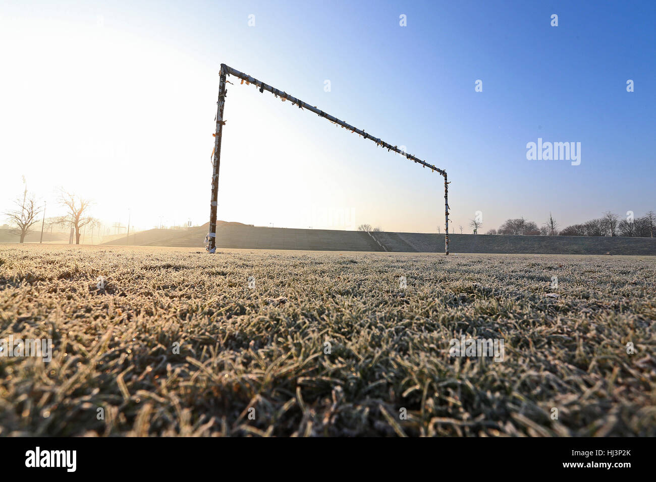 Gesamtansicht der leeren Fußballplätze und Torpfosten. Eisige Temperaturen und eine harte Nacht Frost bringen über die Verschiebung von Dutzenden von Hackn Stockfoto