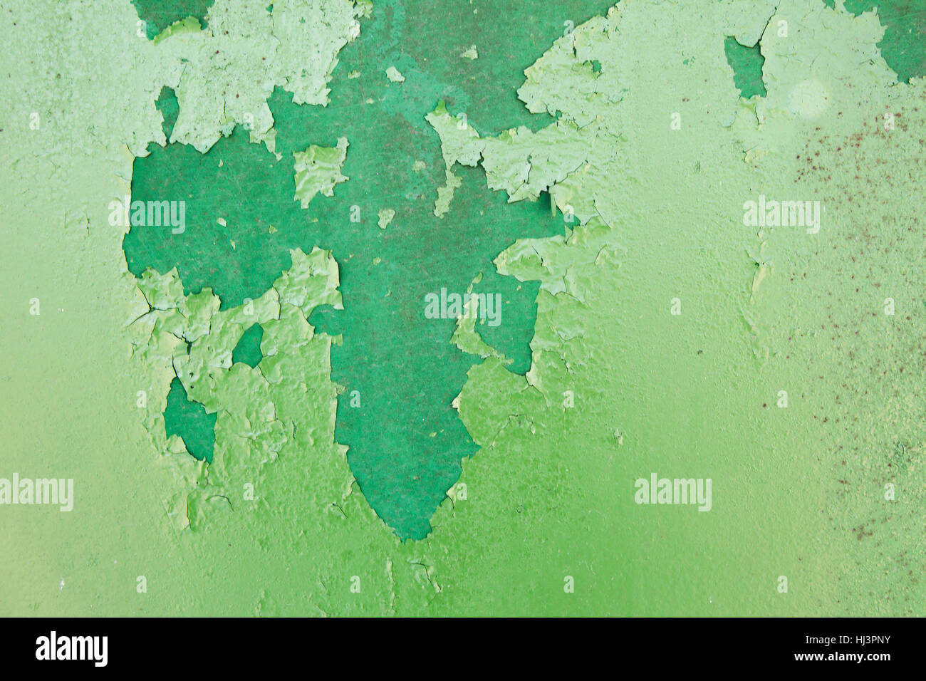 Grüne Metallplatte mit rissigen Lack und große Farbe Flecken wegen Zeit als Hintergrund, Metallwand mit Roststellen und rissige Farbe als Textur, Ton Stockfoto