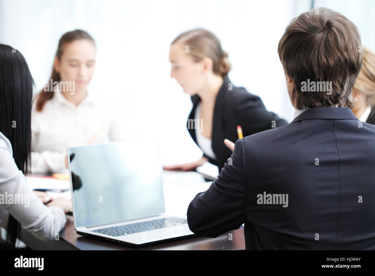 Geschäftsleute mit Laptop bei Treffen im Büro Stockfoto