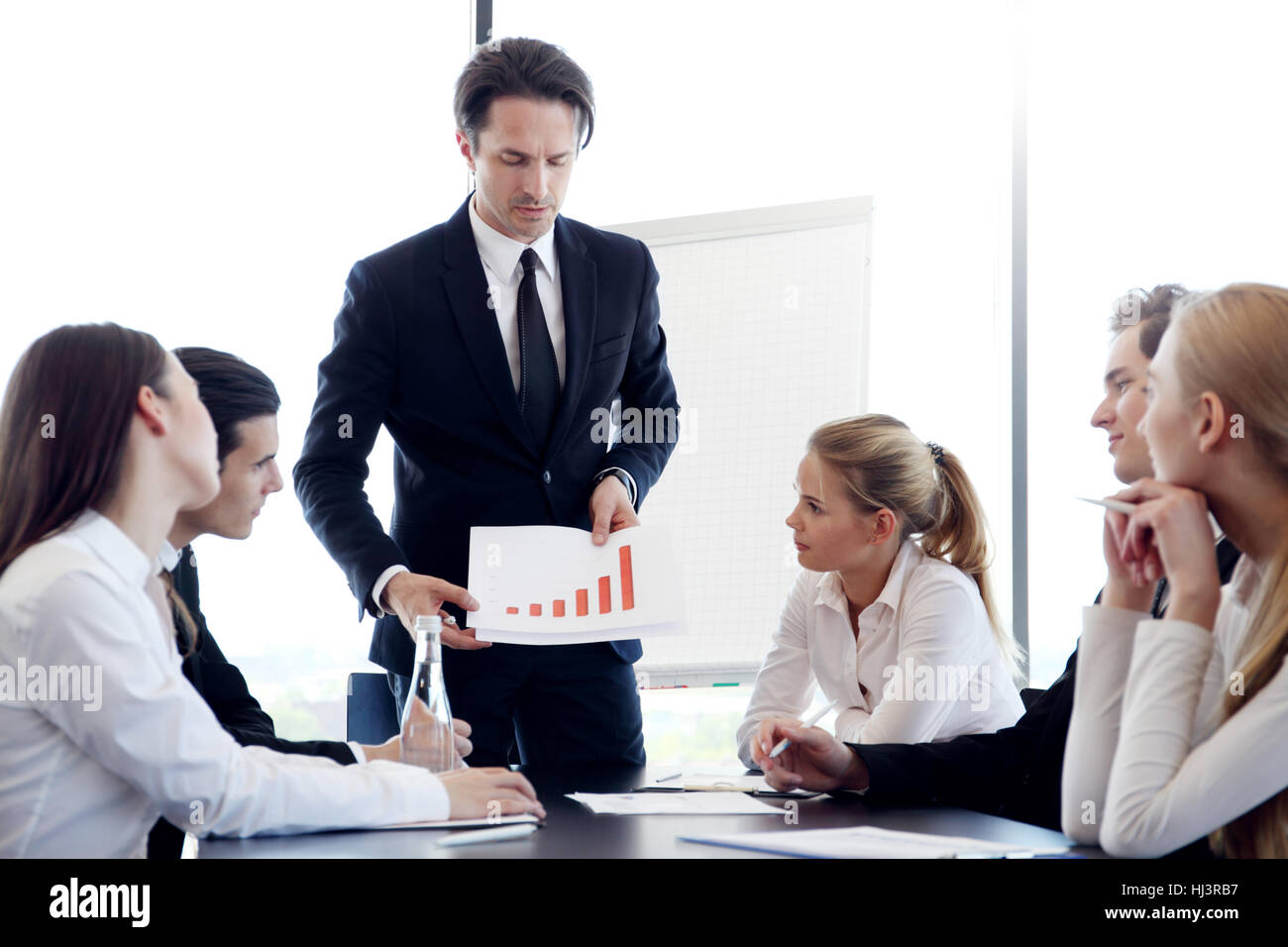 Geschäftsmann zeigt Diagramm Bericht bei Treffen im Büro Stockfoto